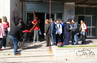 Counties evangelist Clive Cornish talks with a group of school children in Syracuse Sicily – photographed with his cross during a project called From Jerusalem to Rome in the Footsteps of the Apostle Paul. Counties evangelist Clive Cornish talks with a group of school children in Syracuse Sicily - photographed with his cross during a project called From Jerusalem to Rome in the Footsteps of the Apostle Paul.
