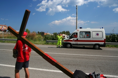 Counties evangelist Clive Cornish talks with a local ambulance crew while walking through Sicily with his cross – photographed during a project called From Jerusalem to Rome in the Footsteps of the Apostle Paul. Counties evangelist Clive Cornish talks with a local ambulance crew while walking through Sicily with his cross - photographed during a project called From Jerusalem to Rome in the Footsteps of the Apostle Paul.